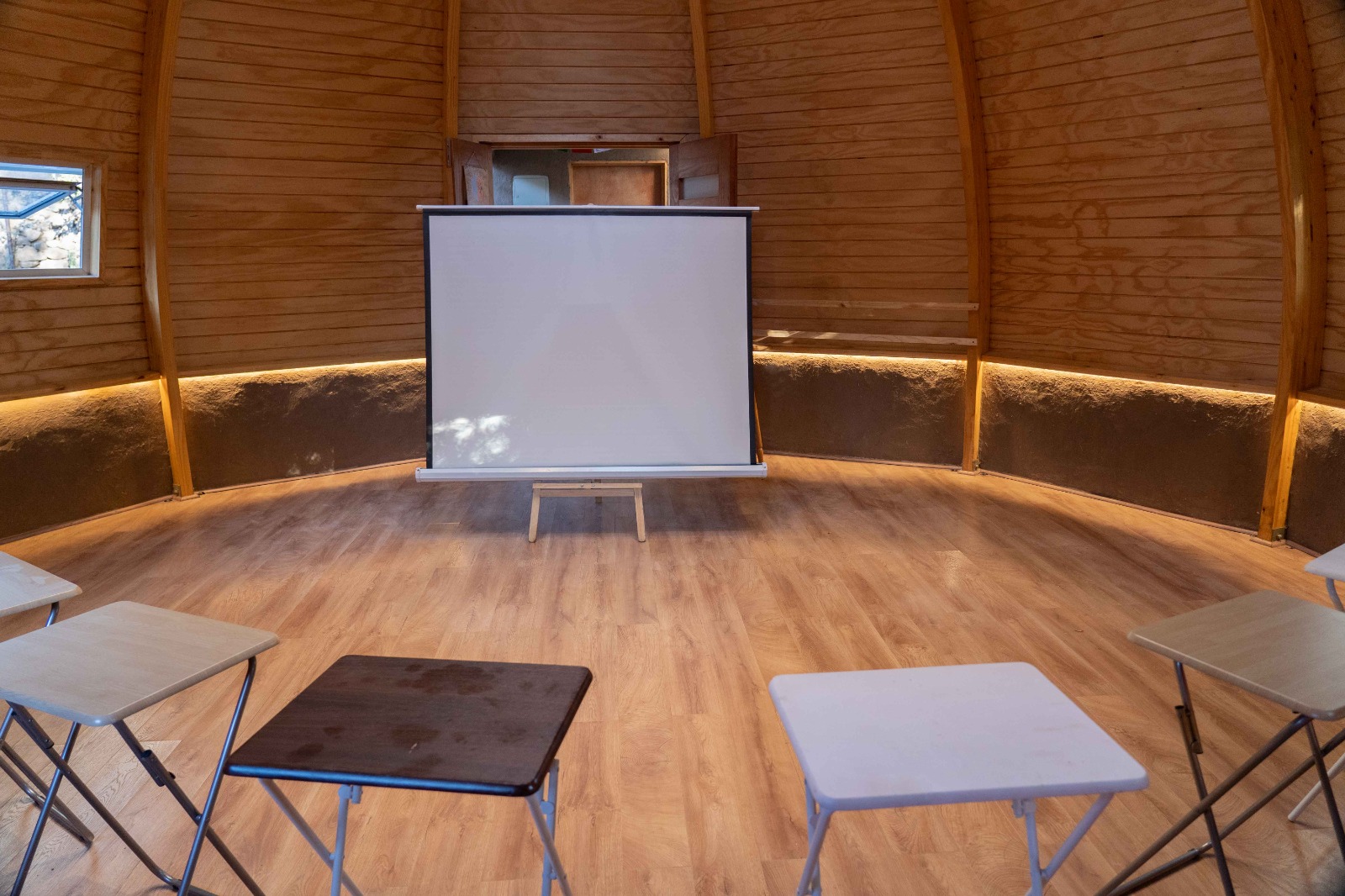 Interior de Ecodomo preparado para talleres y presentaciones